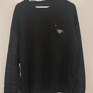  Prada sweatshirt - Storlek XL men sitter lite lösare. Använd endast 1 gång.