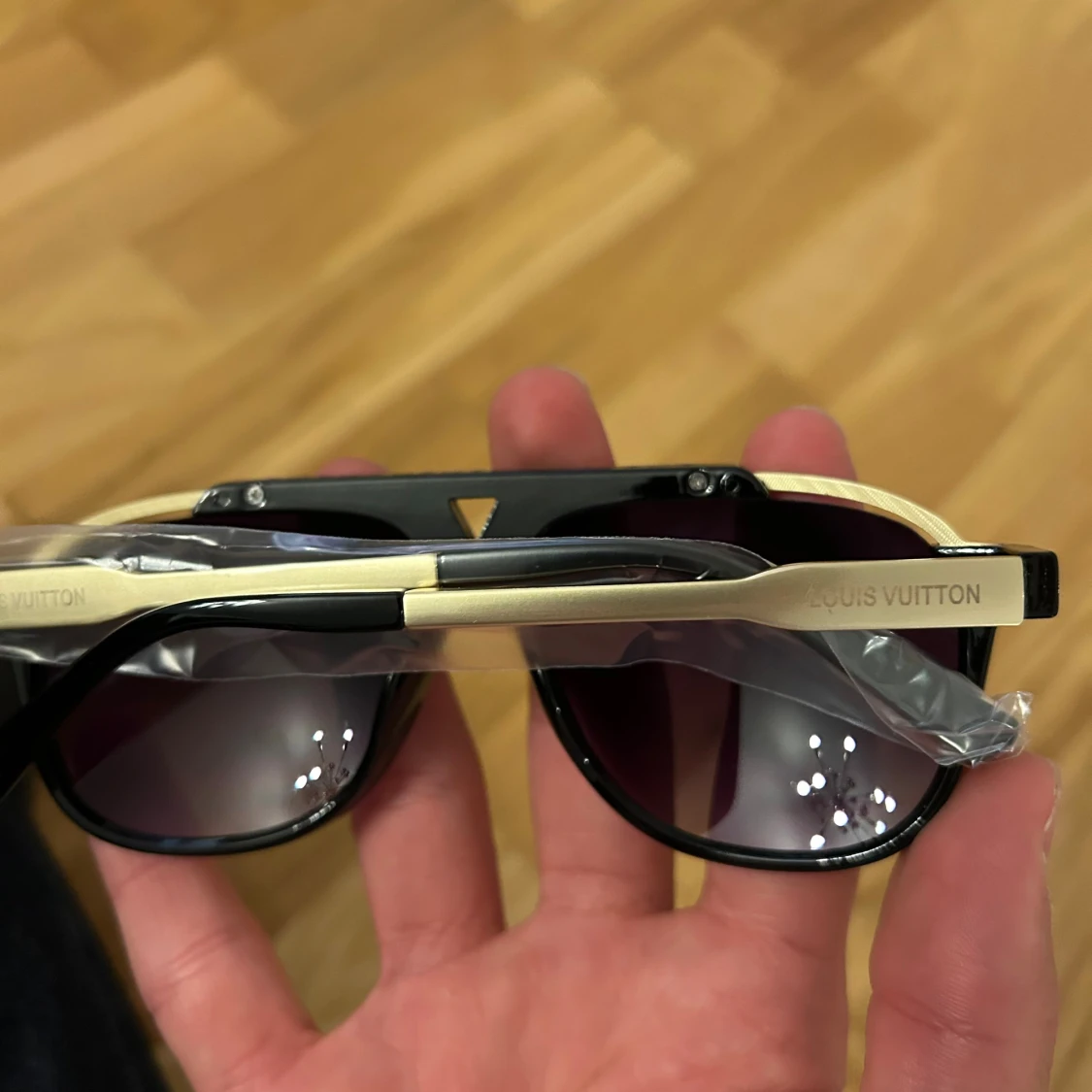 Louis Vuitton svarta och guldiga solglasögon - 1
