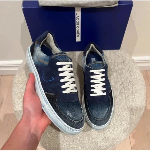 Jacob Cohën skor  helt nya - Tja! Säljer nu dessa helt sprillans nya Jacob Cohen skorna! Skorna är helt sprillans nya! Storlek 42! Allt og medföljer, nypris 5999+, vårat pris 3399! Vid snabbaffär=bättre pris