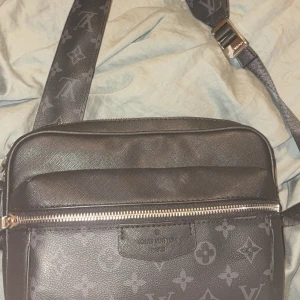 Väska  - Har en ljus fläck på framsidan därav priset annars bra skick! 