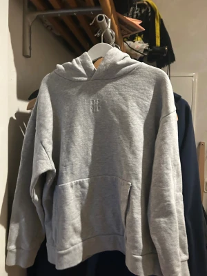 Dondup hoodie! - Säljer nu denna Dondup hoodie! Nypris var ungefär 1500 så tänker mig 799 eftersom den är i så fint skick. Den e nästan aldrig använd och är storlek 10A