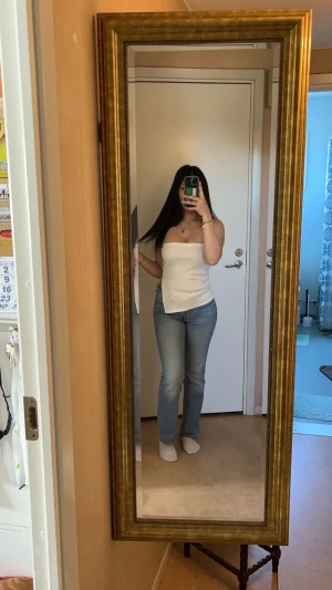 Vit ribbad tubtopp med slit - Säljer vit tubtopp i ribbat material och slits vid sidan av toppen. Kommer inte till nån användning men passar perfekt till en varm sommar