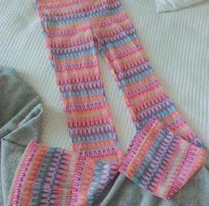 Orrebyxor/ chevron byxor - Aldrig använda, köptes second hand och klippte av lappen när jag fick hem de därav finns prislappen på bilden inte kvar . Men jag har inte använt de den jag fick hem de! 💓💓 