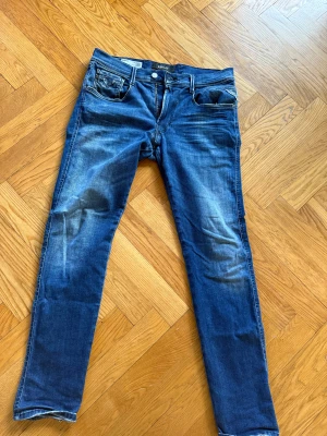 Replay anbass jeans - Säljer nu ett par replay anbass jeans då jag inte längre behöver dem. 31 i Waist och på längden 32
