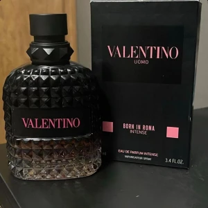 Valentino Born In Roma Intense - Stilren och modern parfym från Valentino, Born In Roma Intense. Flaskan rymmer 100 ml (3.4 fl. oz.) och har en edgy design som sticker ut. Perfekt för dig som vill ha en statement-doft i din samling.