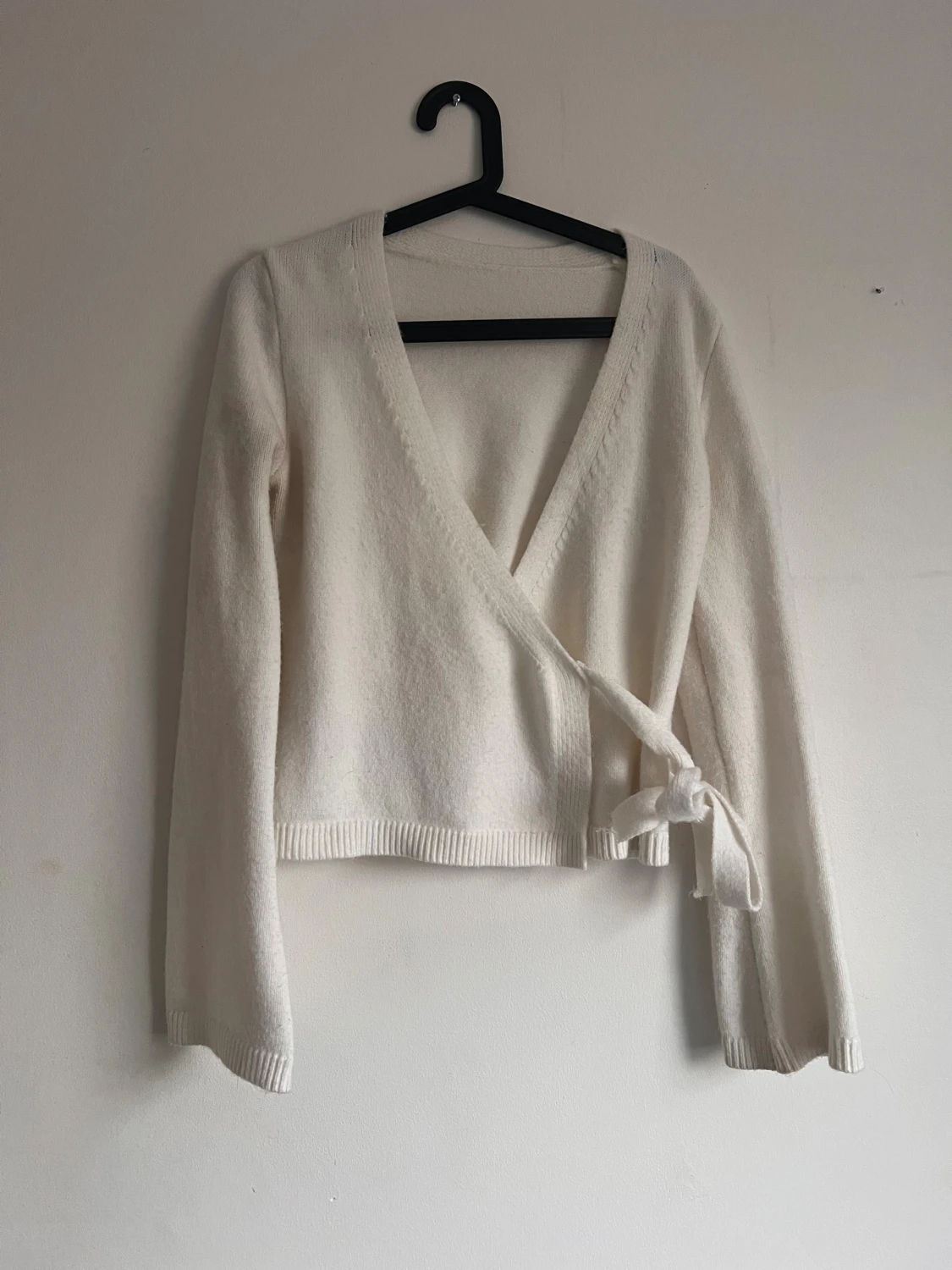 Vit omlottkofta med knytband