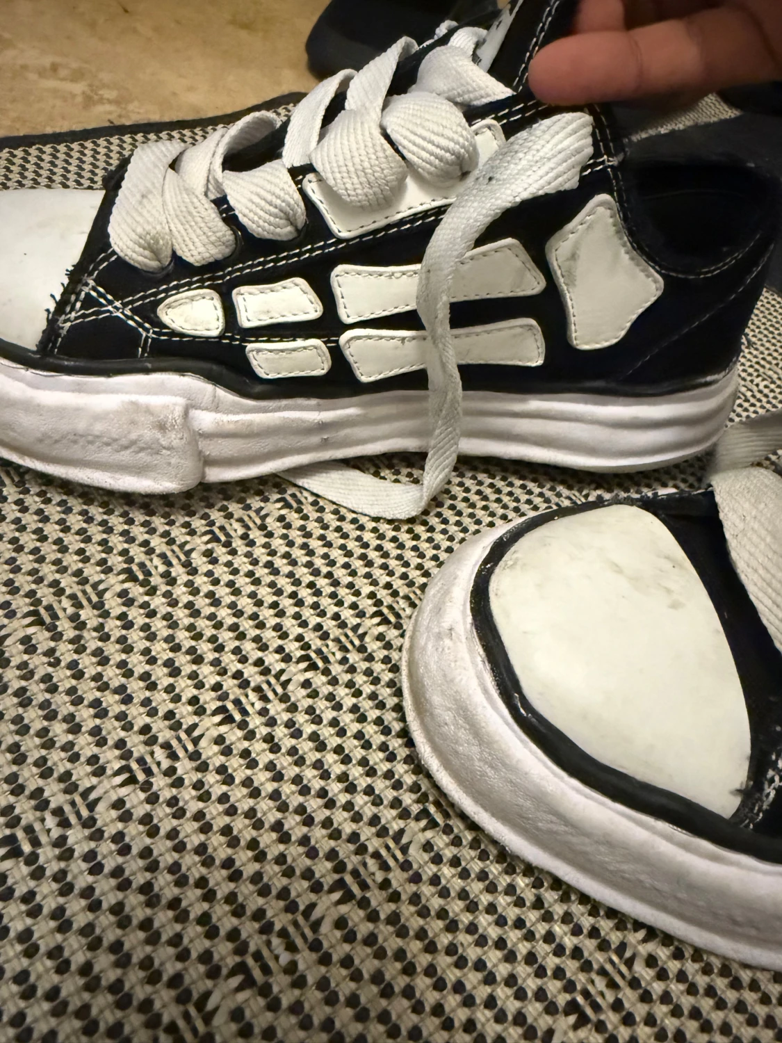 Maison miharas x Amiri size 43 I färgen svartvitt dem behöver ba en rengöring annars är de bra - 2