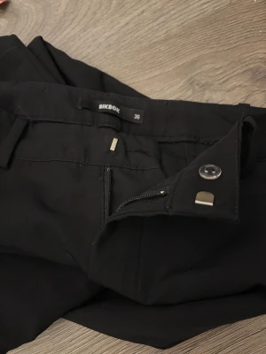 Kostymbyxor bikbok - Säljer dessa kostymbyxor från bikbok, storlek 36 midwaist✨ Fler bilder kan skickas