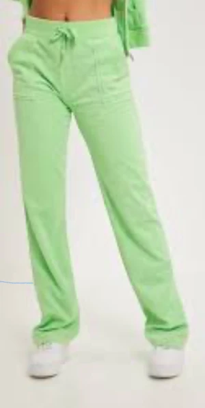 Mintgröna juicy byxor och tröja  - Snygga mintgröna mjukisbyxor från juicy raka snygga ben. Byxorna har fickor framtill och är tillverkade i mjukt material som känns skönt mot huden. Perfekta för en chill och avslappnad stil. En matchande tröja till en zip tröja i samma färg, dom slutsåld på hemsidan  