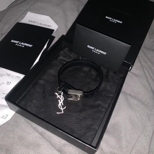 Yves Saint Laurent armband  - Säljer nu mitt YSL armband i toppen skick. Den har 3 olika storlekar så passar alla! Allt på bilden medföljer och där även kvitto! Hör av er vid funderingar 😊