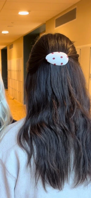 Prickig hårklämma - Polka dot hårklämma är äntligen här. Denna ingår i vår juledition. Det är en återvunnen sked gjort på återvunnet typ. Den är lite grå/beige med röda prickar🎄