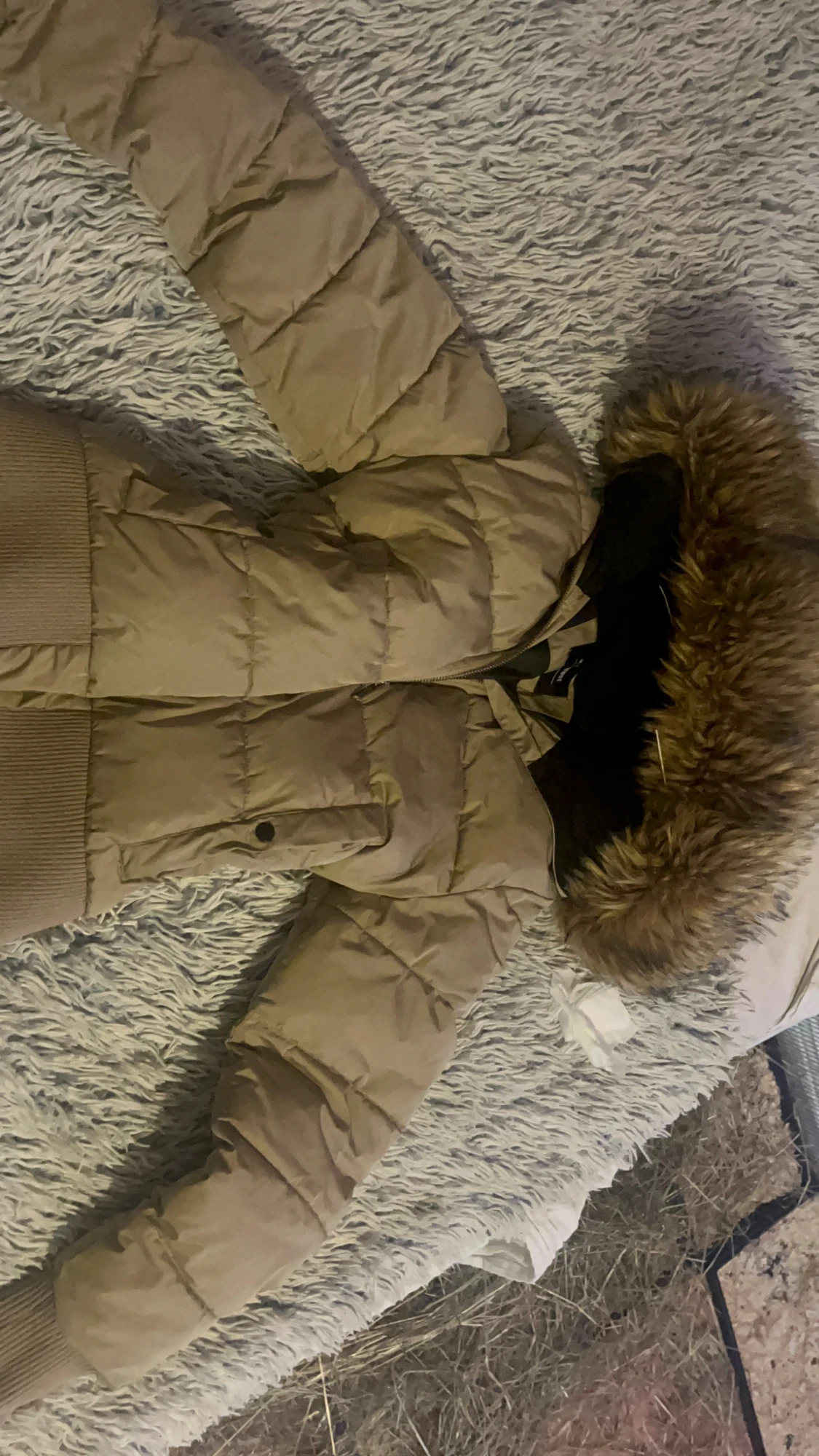 Beige pufferjacka med fuskpäls - 1