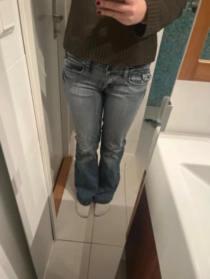 Bootcut vintage jeans - Säljer ett par snygga bootcut jeans, vet inte märket men köpte i Köpenhamn! Jag är 175 och har strl 28 i jeans, och dessa passar mig. 28/32