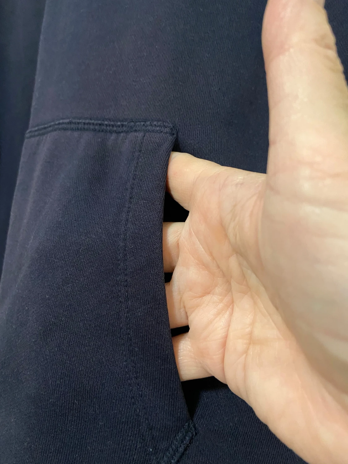 Mörkblå hoodie från GANT - 3