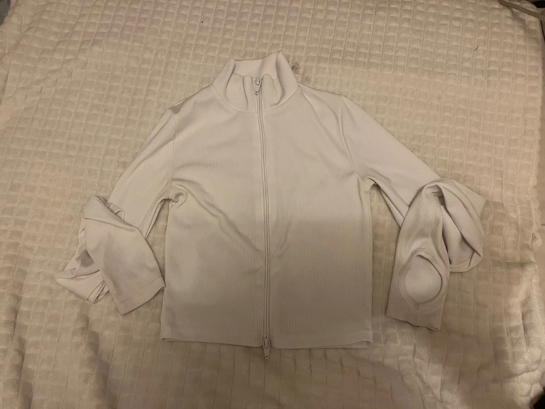 Vit ribbad träningsskofta med tumhål