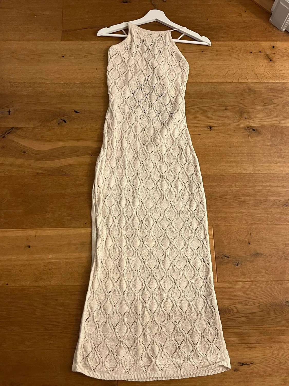 Beige stickad långklänning med snörning - 2