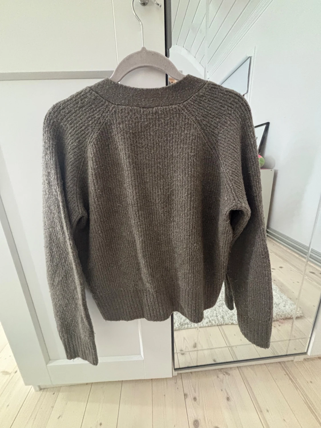 Brun stickad kofta med knappar - 3