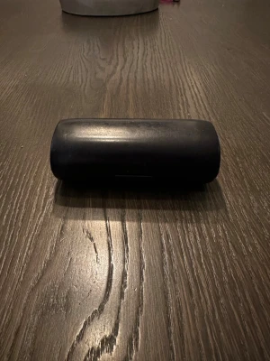 Bose SoundSport Free Wireless Earbuds - Bose SoundSport Free trådlösa hörlurar med laddningsetui. Hörlurarna är gula och svarta, med synligt bruksslitage på silikonpropparna. Perfekt för träning och aktiv livsstil, erbjuder stabil passform och bra ljudkvalitet. Laddningsetui medföljer.