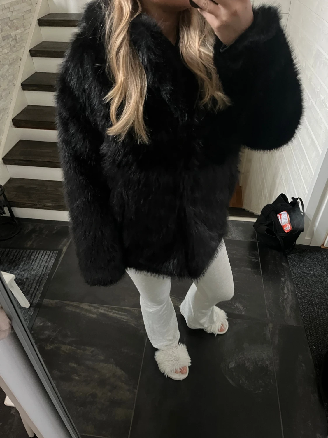 Svart pälsjacka med oversized passform - 5