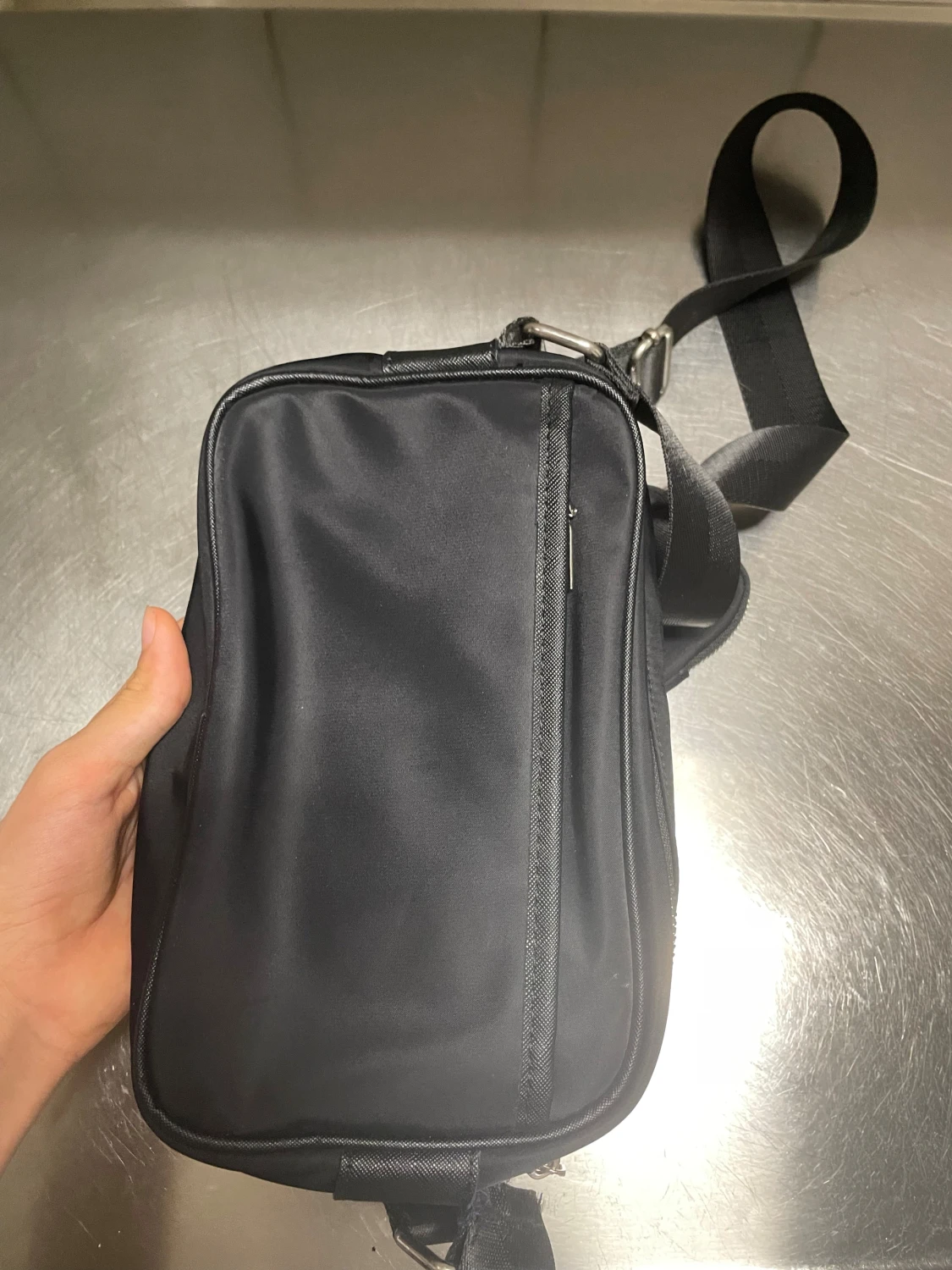 Svart axelväska från Prada med extra pouch - 3