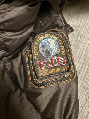 Parajumpers brun dunjacka med päls  - Säljer min bruna Parajumpers dunjacka med fluffig päls på luvan, fint begagnat skick, ny pris cirka 8000. Meddela gärna om mer frågor, bilder eller om ni vill diskutera pris🥰