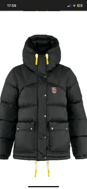 Svart pufferjacka från Fjällräven - Byter ut min svarta fjällräven jacka i storlek xs i utbyte mot en grön i storlek xs eller xxs. 