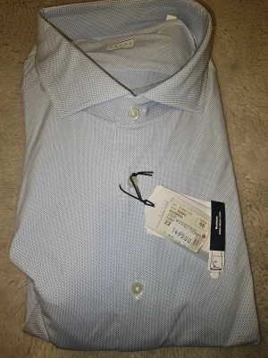 Ljusblå Xacus skjorta med småmönster - Snygg ljusblå skjorta från Xacus med diskret småmönstrad design. Klassisk krage och vita knappar framtill. Perfekt för dig som gillar stilrena och fräscha plagg. Skjortan är gjord i mjuk bomull som känns skön mot huden.