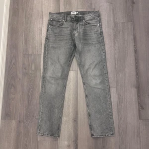 Grå jeans från 157, straight fit - Snygga grå jeans från 157 med klassisk femficksdesign och raka ben. Jeansen har en tvättad look och är tillverkade i slitstarkt denim. Passformen är straight och midjan är normal. Perfekt för dig som gillar enkel och stilren streetwear.
