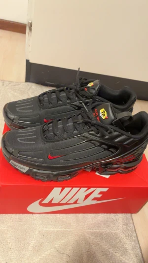 Nike tn 3 - Nike Air Max Plus Tn sneakers i svart med röda detaljer och Tn-logga på plösen. Skorna har en mesh- och syntetöverdel, snörning och Tuned Air-sula för extra komfort. Snygga linjer och en sportig vibe gör dem till ett statement i varje outfit. Endast använd 2 gånger