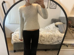 Vit stickad lurvig tröja - Vit glittrig lurvig tröja i storlek xs!