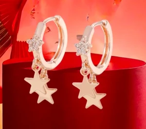 Guldiga örhängen med stjärnhängen - Snygga små hoop-örhängen i guld med två hängande stjärnor på varje örhänge. Upptill sitter en liten stjärna med glittriga stenar som ger extra bling. Perfekt för dig som gillar detaljer och vill sticka ut med din stil.Perfect for gift and it comes with freebies if you buy now
