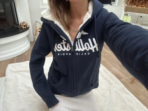 Hollister zip med foder  - En zip från Hollister i storlek M. Håller dig riktigt varm i vintern. Jag fraktar inom 24h. Se liknande plagg i min profil! 