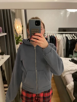 Mörkblå hoodie med dragkedja från 157 - Mysig mörkblå hoodie från 157 i storlek S. Tröjan har dragkedja framtill, två stora fickor och en skön huva. Tillverkad i mjuk bomullsblandning med fleece på insidan. Perfekt för chill dagar eller när du vill vara extra bekväm.