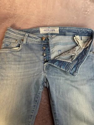 Jacob Cohen 622 jeans - Mycket fint skick | Size 32 (modellen är 187cm 73kg) | fraktar spårbart inom 24 timmar | för att köpa klicka ”köp nu” | vid frågor eller funderingar skriv en meddelande | följare får bättre rabatter🙌