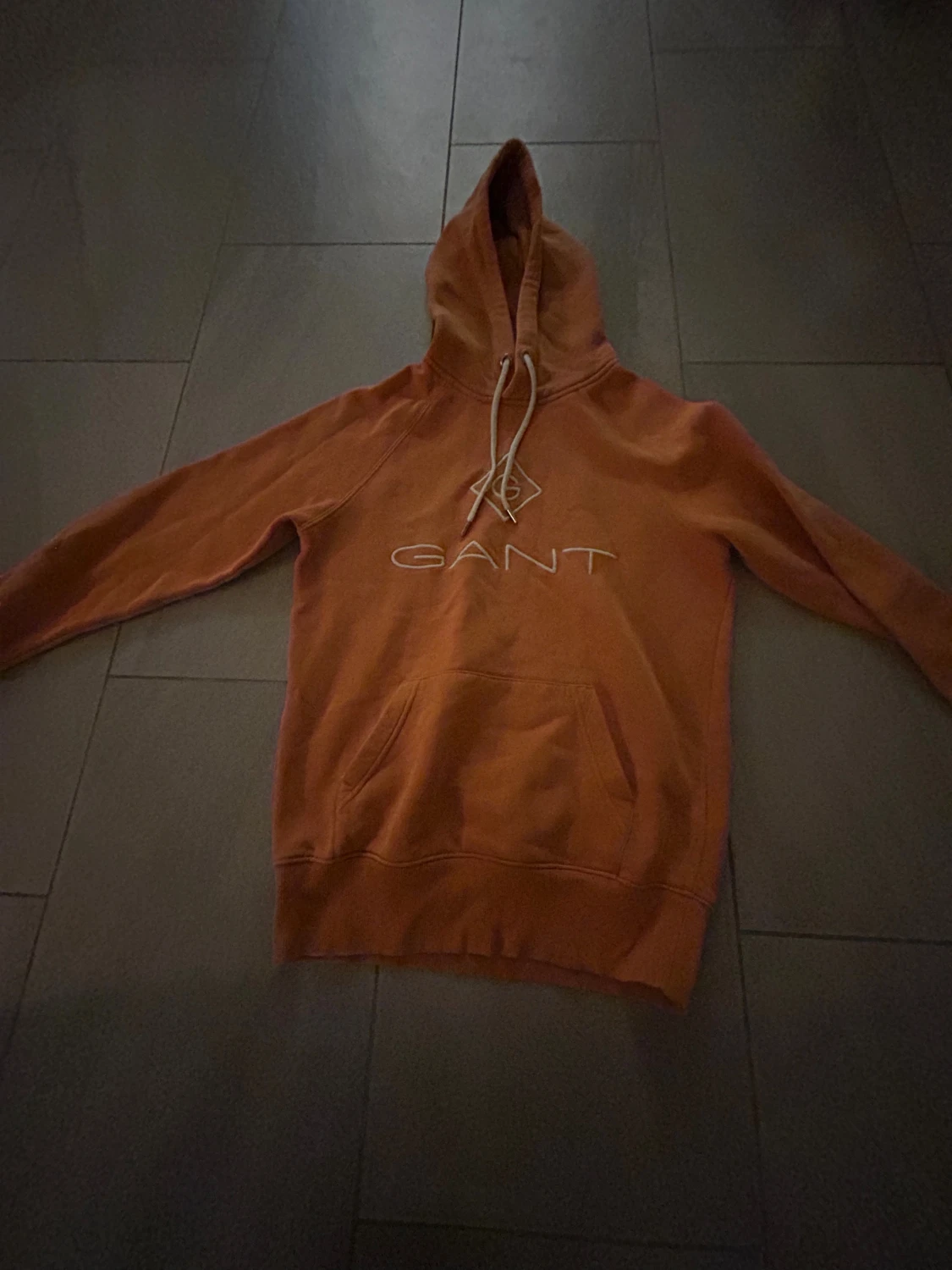 Orange hoodie med Gang märke. Pojke