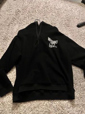 Moschino tröja - Svart hoodie från Moschino väldigt lite använd som ny!