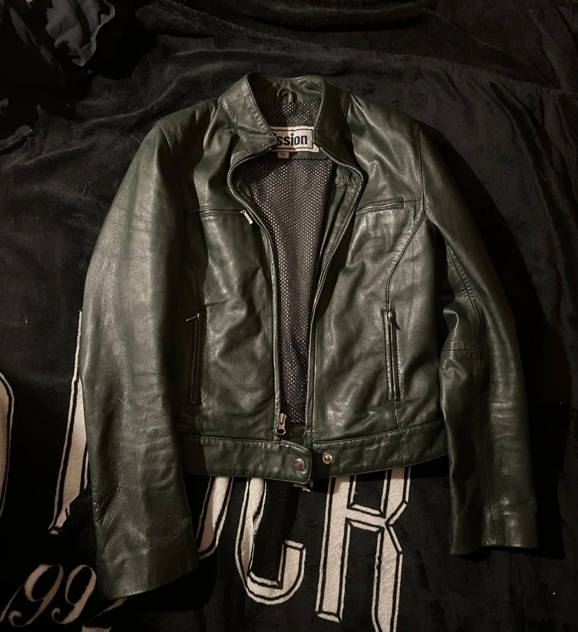 Mörkgrön skinnjacka