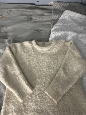 Biege stickad tröja - En jättefin stickad tröja men säljer pga att den inte används på länge! Jag har använt tröjan några gånger men det finns inga tecken på användning. Jag upplever att den är väldigt varm och passar perfekt när det är kallare!