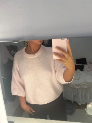 Ljusrosa stickad tröja Gina Tricot - Supermysig ljusrosa stickad tröja från Gina Tricot i storlek M. Tröjan har en rundad halsringning och lite bredare, avslappnade ärmar. Perfekt för dig som gillar en enkel men söt look och vill ha något mjukt och bekvämt.