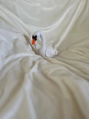 Virkad svan - Svanen har en metallstång som gör att man kan justera halsens och huvudets böjning och vinkel efter eget tyckte 🌸 