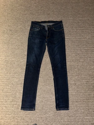 Mörkblåa Nudie Jeans - Snygga mörkblå skinny jeans från Nudie Jeans  Modellen är Lean Dean som har en smal passform med storlek 30/34