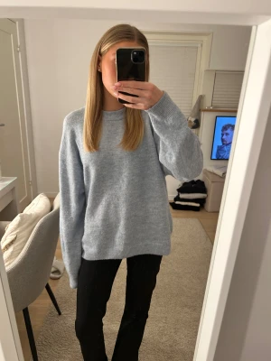 Ljusblå stickad tröja från H&M - Mysig ljusblå stickad tröja från H&M. Storlek XS, men passar även S/M. Nästintill knappt använd på grund av fel storlek tyvärr. 