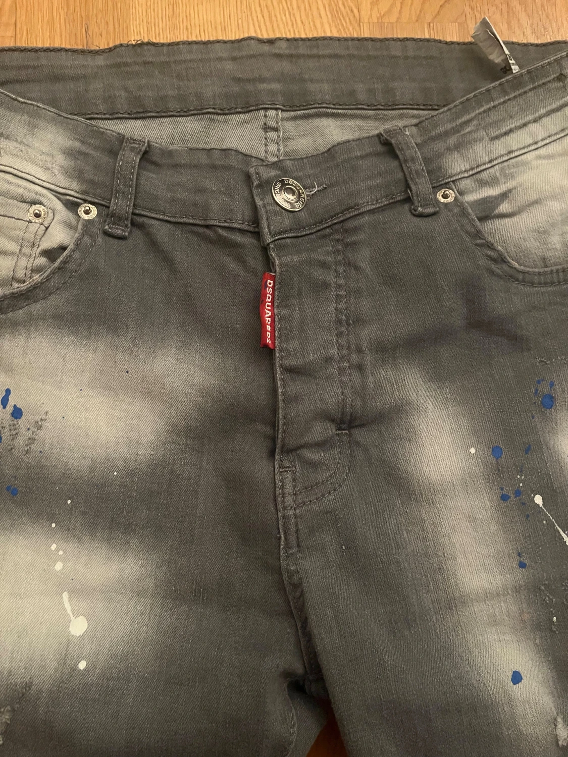 Grå Dsquared2 jeans med färgstänk - 1