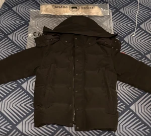 Canada goose jacka  - Säljer denna aldrig använda Canada goose jackan då den var köpt för stor. Denna jackan är i toppen skick och är redo att skickas. Tveka inte vid funderingar att fråga! 