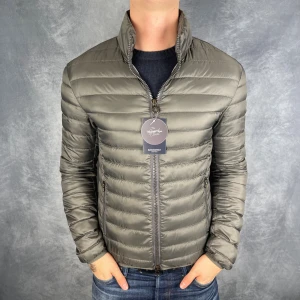 Colmar Jacka - Skick: 8,5/10, inga defekter. | Ingår: Endast jackan. | Nypris: +- 4000 SEK. | Storleken är 46/S. | Modellen är 183cm och väger cirka 70kg.