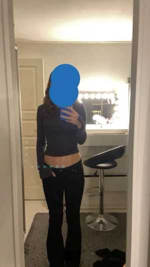 Tröja - Säljer denna tröjan från Gina då jag inte använder den mer. Den är i färgen mörk grå