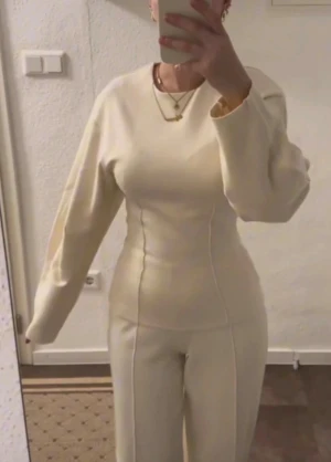 Figursydd tröja - Zara - figursydd tröja har en liten fläck som man kan se på sista bilden 🤍