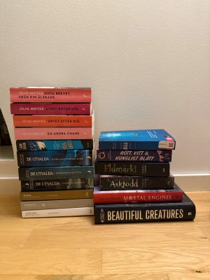 Samling av olika Svenska böcker  - Säljer alla dessa fina svenska böcker, allt från romans till fantasy alla i bra skick. Skriv gärna om du ville ha fler blider på någon av böckerna och föreslå gärna pris, ja e öppen för att förhandla pris. Om du vill köpa en bok skriv till mig så gör jag en egen annons för dig 😁Bland böckerna finns tillexempel; Graceling serien av Kristin Cashore eller An ember in the ashes serien av Saaba Tahir, eller Jojo Moyes böcker och Rött vitt och Kungligt blått allt på svenska 💕