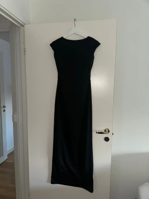Svart långklänning öppen rygg  - En stilren svart långklänning med öppen rygg. Aldrig använd