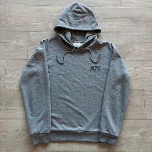 Apc Hoodie - Riktigt snygg Apc Hoodie i toppskick. Storlek L. Tveka inte ställa frågor vid intresse🙌